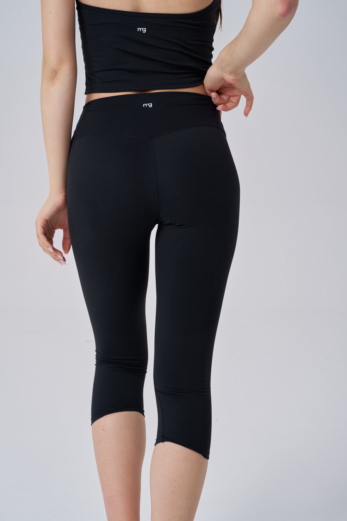 Everyday Sculpt Capri Leggings | Black